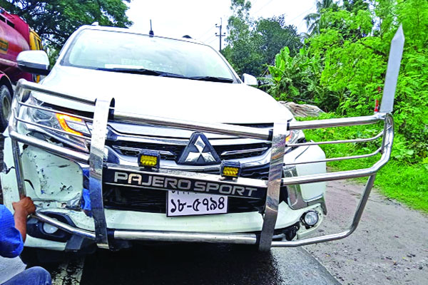 পরিকল্পনামন্ত্রীর গাড়ি দুর্ঘটনায়