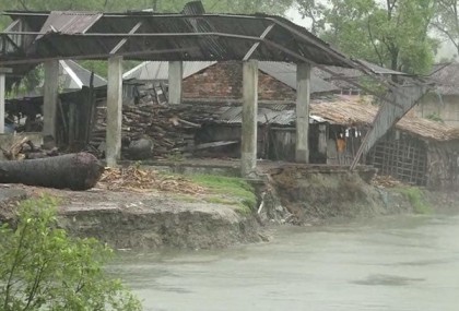 সাতক্ষীরা উপকূলে ঘূর্ণিঝড় আম্ফানের তাণ্ডব, ১ জনের মৃত্যু