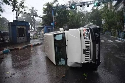 আম্ফানের দাপটে লণ্ডভণ্ড পশ্চিমবঙ্গ, ১০-১২ জনের মৃত্যুর খবর