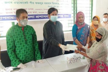 পীর মিসবাহর তহবিল হতে উপকারভোগীদের মাঝে ৫ লাখ টাকার চেক বিতরণ 