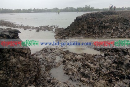 খুলনায় বেড়িবাঁধে ভাঙন, ব্যাপক ক্ষয়ক্ষতি