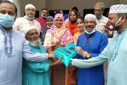 মানিকগঞ্জ পৌরসভার অসহায় কর্মহীনদের মাঝে খাদ্য সহায়তা