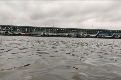 আম্ফানের তাণ্ডবে লণ্ডভণ্ড কলকাতা বিমানবন্দর