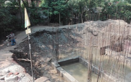 ব্রিজের নির্মাণ কাজে ধীরগতি, দুর্ভোগে ১২ গ্রামের মানুষ