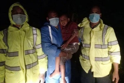 পুলিশের সহায়তার অপহৃত সন্তানকে ফেরত পেলেন বাবা