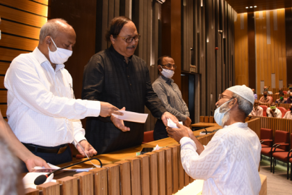 গরিব ও দুস্থদের মাঝে প্রধানমন্ত্রীর উপহার তুলে দিলেন লিটন

