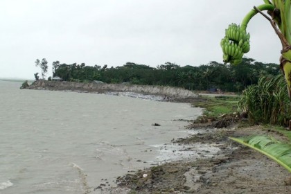 লক্ষ্মীপুরে ভেঙ্গে গেছে নদী তীর রক্ষা বাঁধ