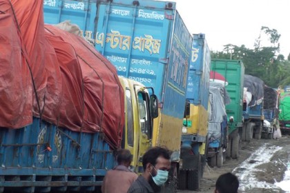 ফেরি চলাচল বন্ধ; লক্ষ্মীপুরে আটকা পণ্যবাহী শতাধিক ট্রাক
