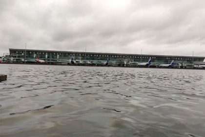 আম্ফানের তাণ্ডব : কলকাতা বিমানবন্দর নয় যেন এক নদী!