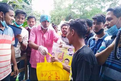 নোয়াখালীতে কর্মহীন ৩ হাজার নারী-পুরুষের মাঝে ঈদ সামগ্রী বিতরণ