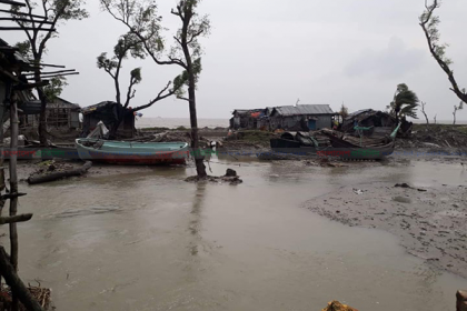 ঘূর্ণিঝড় আম্ফান: চট্টগ্রামে বেড়িবাঁধ দিয়ে পানি ঢুকছে লোকালয়ে   