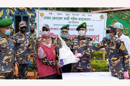 মিরসরাইয়ে শতাধিক পরিবারের মাঝে ঈদ উপহার