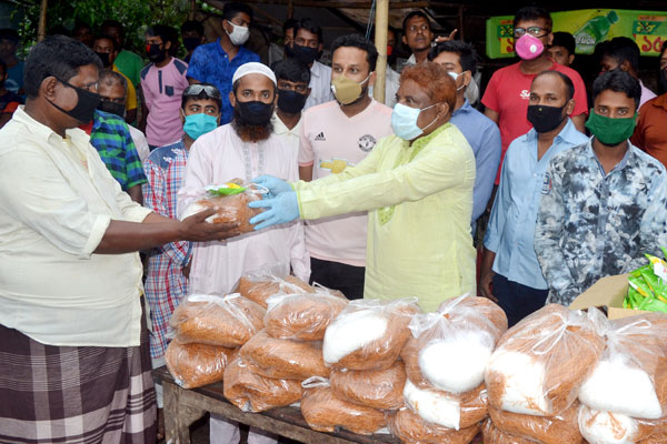 বগুড়ায় শ্রমিক লীগ নেতার নিজস্ব অর্থায়নে ঈদ সামগ্রী বিতরণ 
