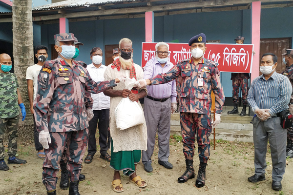 জামালপুরে বিজিবির ত্রাণ বিতরণ

