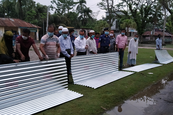 মোরেলগঞ্জে সাড়ে ৩০০ পরিবারে ত্রাণ বিতরণ

