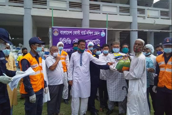 পাথরঘাটায় কোস্টগার্ডের উদ্যোগে দুস্থদের মাঝে ইদ সামগ্রী বিতরণ