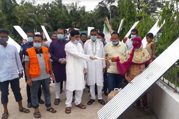 খুলনায় আম্ফানে ক্ষতিগ্রস্তদের 

জেলা প্রশাসনের ত্রাণ বিতরণ
