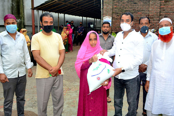 বগুড়ায় ৩ হাজার মানুষের মাঝে ঈদ সামগ্রী বিতরণ
