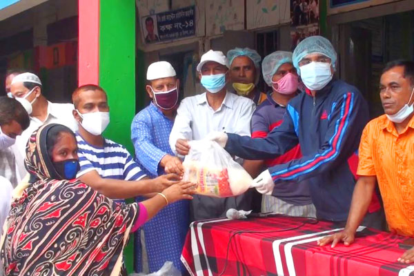 কালিয়াকৈরে নিম্ন আয়ের মানুষের মাঝে ঈদ সামগ্রী বিতরণ