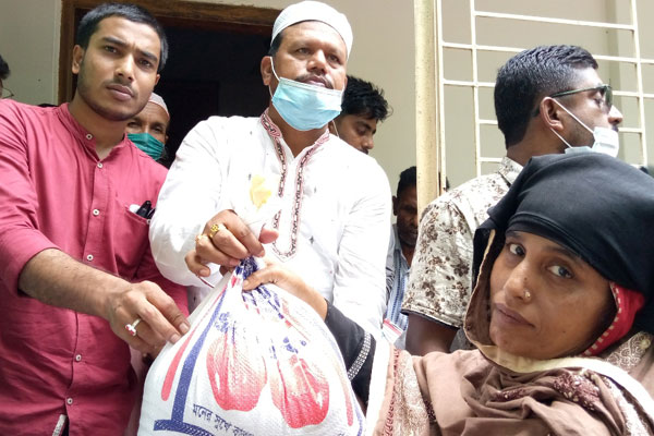 
বাউফলে জেলা পরিষদের ঈদ উপহার বিতরণ

