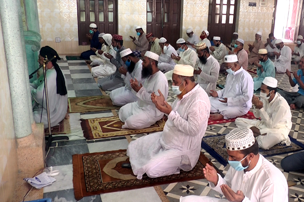 বরিশালে জুমাতুল বিদায় মসজিদে মসজিদে মুসল্লি সমাগম

