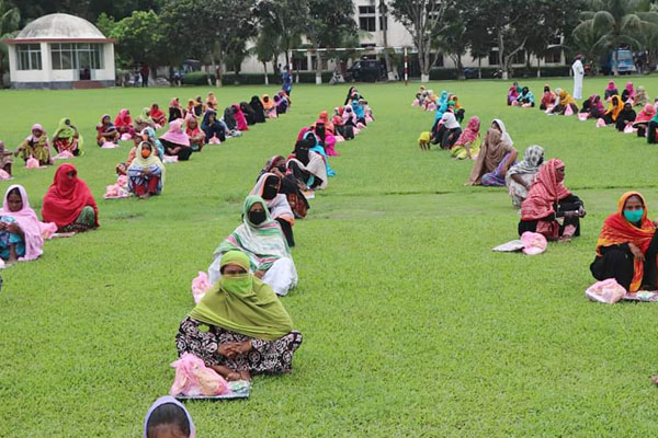 কিশোরগঞ্জে দুস্থদের মাঝে পুলিশের ঈদ সামগ্রী বিতরণ