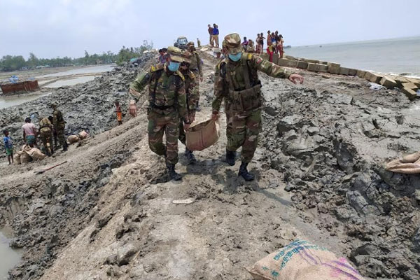 কক্সবাজারে আম্ফানে ক্ষতিগ্রস্ত ঘরবাড়ি-বাঁধ পুনর্নির্মাণে সেনাবাহিনী