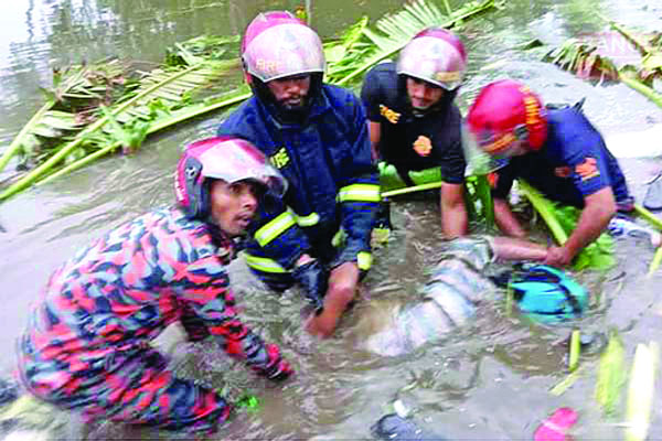 ঝুঁকিপূর্ণ যাত্রায় গেল ১৩ প্রাণ