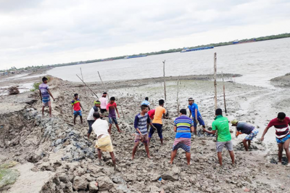 খুলনায় বেড়িবাঁধ সংস্কার করছেন ক্ষতিগ্রস্তরা

