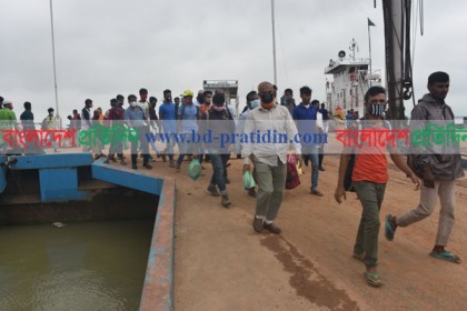 দৌলতদিয়া-পাটুরিয়া নৌরুট দিয়ে ফেরিতে বাড়ি ফিরছে মানুষ