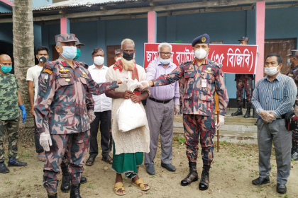 জামালপুরে বিজিবির ত্রাণ বিতরণ

