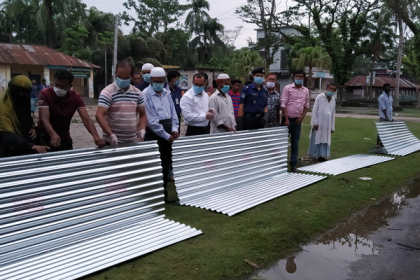 মোরেলগঞ্জে সাড়ে ৩০০ পরিবারে ত্রাণ বিতরণ

