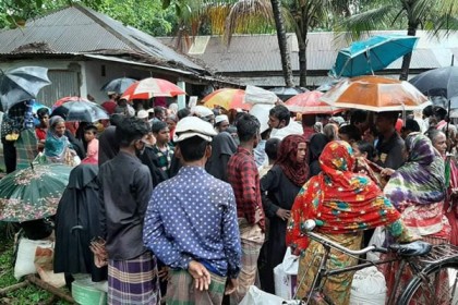 নেত্রকোনার দুর্গাপুরে সরকারি চাল বিতরণে সামাজিক দূরত্ব মানছে না কেউ