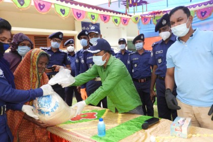 নন্দীগ্রামে জব্দকৃত চাল
কর্মহীন পরিবারে বিতরণ