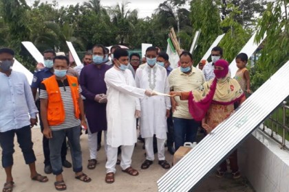 খুলনায় আম্ফানে ক্ষতিগ্রস্তদের 

জেলা প্রশাসনের ত্রাণ বিতরণ
