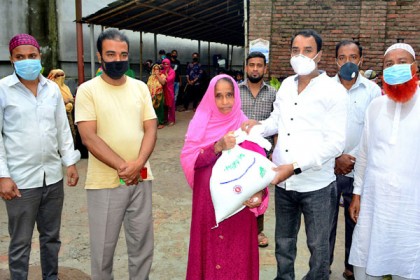 বগুড়ায় ৩ হাজার মানুষের মাঝে ঈদ সামগ্রী বিতরণ