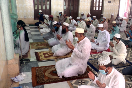 বরিশালে জুমাতুল বিদায় মসজিদে মসজিদে মুসল্লি সমাগম

