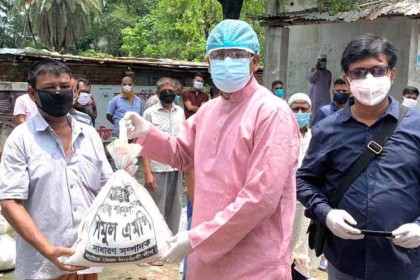 নাটোরে জেলা বাস-মিনিবাস মালিক সমিতির পক্ষে চেইন মাস্টারদের ঈদ সামগ্রী বিতরণ