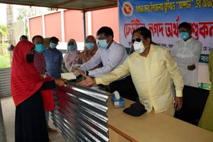 বরগুনার ৬ উপজেলায় আম্ফানে ক্ষতিগ্রস্তদের মাঝে টেউটিন ও নগদ অর্থ প্রদান