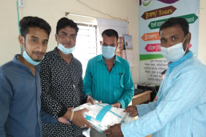 নাটোরে সাংবাদিকদের মাঝে পিপিই বিতরণ
