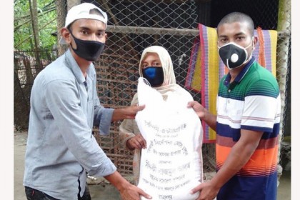 জামালপুরে ১০০০ পরিবারকে ঈদসামগ্রী দিলেন সিদ্দিকী নাজমুল