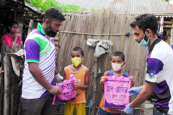 নড়াইলে শিশুদের মাঝে ঈদের নতুন পোশাক বিতরণ