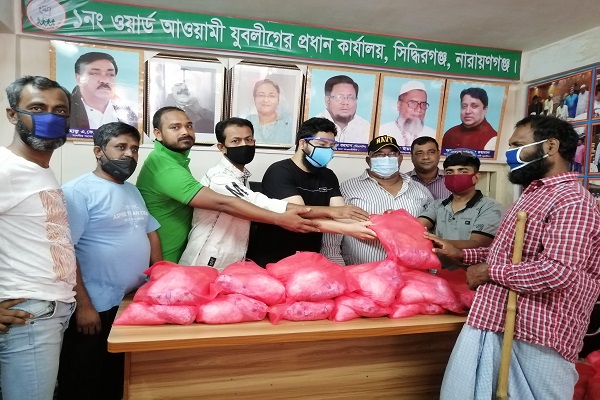 ঈদ উপহার নিয়ে অসহায়দের পাশে যুবলীগের নেতাকর্মীরা   