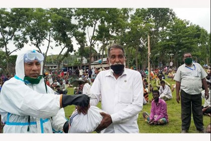 বড়াইগ্রামে ১২০০ পরিবারকে খাদ্যসামগ্রী দিলেন উপজেলা চেয়ারম্যান