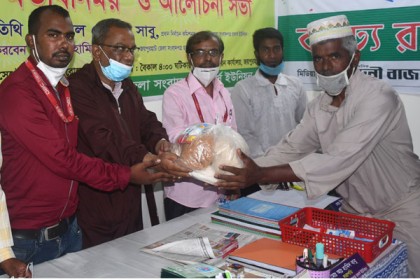 জয়পুরহাটে পত্রিকার হকারদের মাঝে ঈদ সামগ্রী বিতরণ