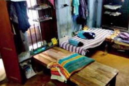 মেস ভাড়া না দিলে শিক্ষার্থীদের দেখে নেয়ার হুমকি