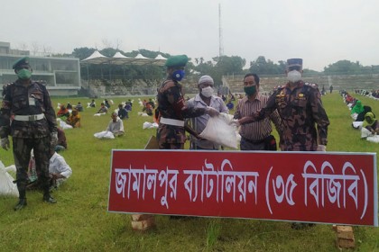 জামালপুরে ৪শ অসহায় পরিবারে বিজিবির ঈদ সামগ্রী বিতরণ