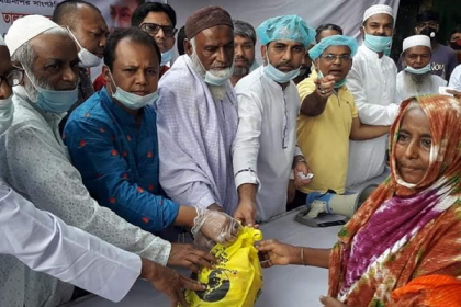 সিংড়ায় বিএনপি'র পক্ষ থেকে দুস্থদের মাঝে ঈদ সামগ্রী বিতরণ