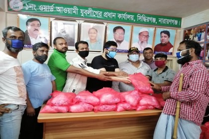 ঈদ উপহার নিয়ে অসহায়দের পাশে যুবলীগের নেতাকর্মীরা   