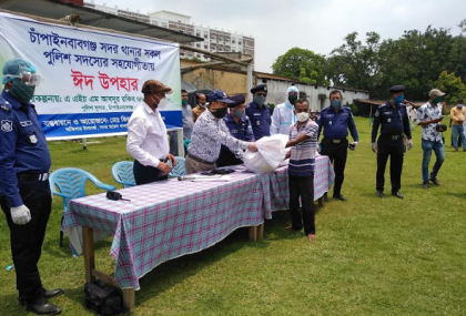 চাঁপাইনবাবগঞ্জে সাড়ে ৩০০ পরিবার পেল পুলিশের ঈদ উপহার